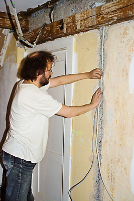 포토 JPG 해외이미지 한명 세로 갈색 노란색 흰색 업무 작업 수리 재주꾼 해외포토 1 컬러 사람 파일형식 이미지허브