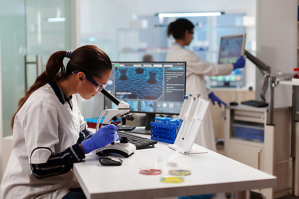 포토 JPG 해외이미지 응시 여자 과학 실내 현미경 실험기구 실험 상반신 성인 두명 옆모습 모니터 실험복 실험실 과학자 보안경 샬레 연구소 성인여자만 방호복 해외포토 직업 시선 옷 뷰포인트 사람 내부 컴퓨터 가운 안전장비 학자 여자만 성인만 파일형식 이미지허브