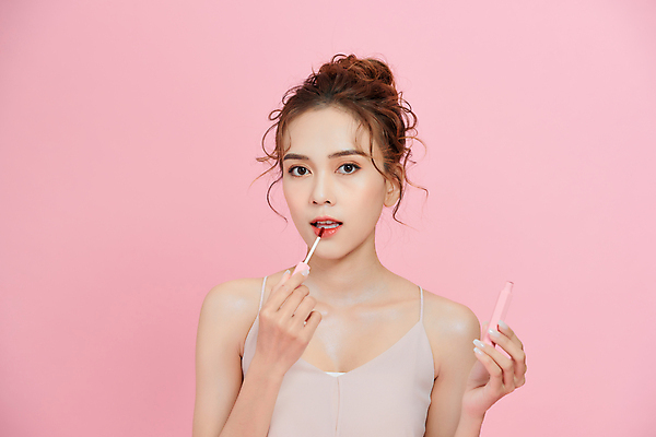 포토 JPG 해외이미지 응시 여자 실내 한명 들기 동양인 상반신 성인 앞모습 뷰티 립메이크업 틴트 성인여자한명만 분홍색배경 해외포토 1 시선 뷰포인트 분홍색 백그라운드 모션 사람 인종 내부 화장 화장품 여자한명만 성인여자만 파일형식 이미지허브