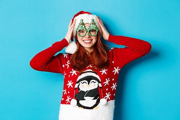 포토 JPG 해외이미지 백인 여자 크리스마스 실내 한명 미소 상반신 성인 앞모습 기쁨 파란배경 빨간머리 산타모양 성인여자한명만 해외포토 모양 서양인 1 헤어스타일 기념일 감정 뷰포인트 백그라운드 표정 사람 내부 파란색 산타클로스 여자한명만 성인여자만 파일형식 이미지허브