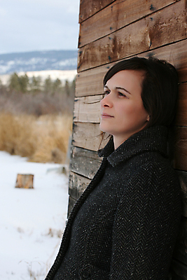 포토 JPG 해외이미지 백인 모델 1 계절 여자 캐나다 겨울 밭 농업 갈색머리 한명 사람 초원 성인 야외 목재 뷰티 유행 환경 침묵 추위 코트 흰색 시골 신선 폐허 멀리 외양간 심각 해외포토 서양인 나무 헤어스타일 산업 컬러 컨셉 북아메리카 재료 소리 외투 파일형식 이미지허브