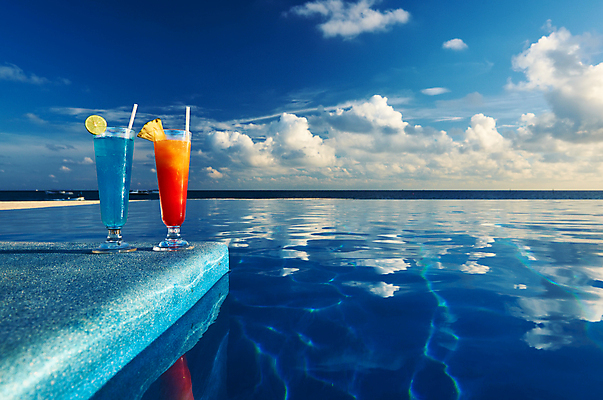 포토 JPG 해외이미지 주간 구름 하늘 야외수영장 사람없음 야외 여름 맑음 여름풍경 칵테일 두잔 해외포토 자연요소 계절 2 날씨 주류 수영장 풍경 파일형식 여름_계절 이미지허브