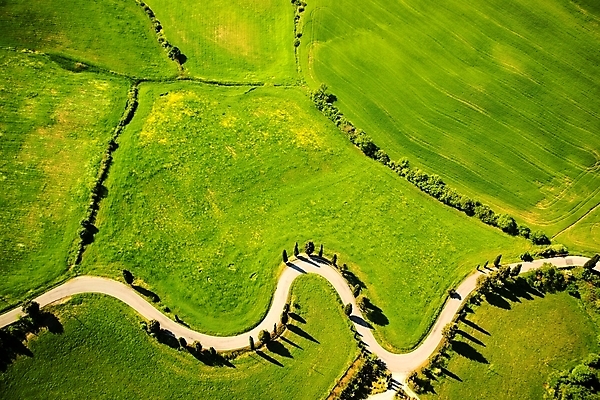 포토 JPG 해외이미지 유럽 도로 여행 밭 자연 사람없음 초록색 봄 이탈리아 커브길 항공촬영 해외포토 계절 나라 길 뷰포인트 컬러 농업 교통시설 생태계 파일형식 이미지허브