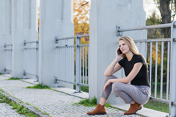 포토 JPG 해외이미지 백인 모델 라이프스타일 응시 계절 공원 여자 얼굴 백그라운드 통신 한명 사람 성인 야외 스마트폰 금발 뷰티 유행 흰색 표현 기둥 우아함 연결 스타일 해외포토 서양인 1 헤어스타일 시선 공공시설 건축 컬러 컨셉 생활 신체부위 핸드폰 스마트기기 파일형식 이미지허브