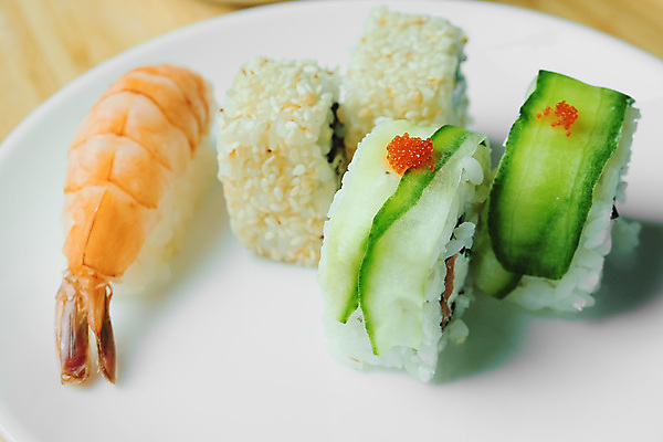 포토 JPG 해외이미지 전통 라이프스타일 음식 조각 재료 젓가락 부분 손가락 밥 새우 실내 건강 어류 요리 동양인 사람없음 세트 주방 일본 식사 초밥 신선 잡기 해조류 맛 인스턴트 두루마리 참치 먹기 해산물 메뉴 준비 날것 연어 생강 건강식 점심식사 일본음식 맛있는 해외포토 손 아시아 컨셉 채소 모션 수저 갑각류 인종 내부 생활 수중동물 해양식물 파일형식 이미지허브