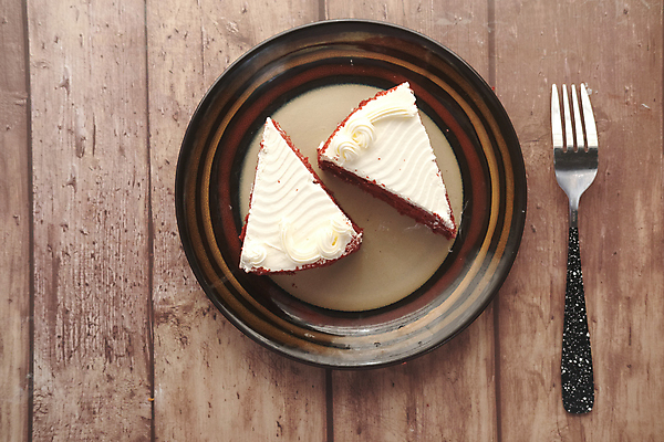 포토 JPG 해외이미지 접시 포크 실내 사람없음 하이앵글 두개 조각케이크 나무배경 레드벨벳 해외포토 식기 뷰포인트 백그라운드 2 디저트 내부 케이크 파일형식 이미지허브