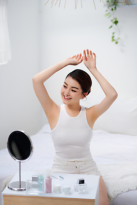 포토 JPG 해외이미지 응시 여자 탁자 실내 한명 동양인 상반신 성인 앞모습 뷰티 손들기 화장품 피부관리 스킨케어 탁상거울 성인여자한명만 해외포토 1 시선 뷰포인트 가구 모션 사람 인종 내부 거울 여자한명만 성인여자만 파일형식 이미지허브