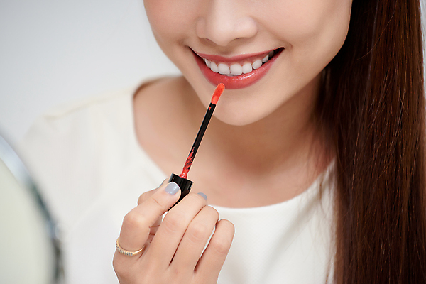 포토 JPG 해외이미지 여자 실내 한명 들기 동양인 상반신 성인 앞모습 뷰티 소프트포커스 흰배경 바르기 립메이크업 틴트 성인여자한명만 해외포토 1 뷰포인트 백그라운드 모션 촬영기법 사람 인종 내부 화장 화장품 흰색 여자한명만 성인여자만 파일형식 이미지허브