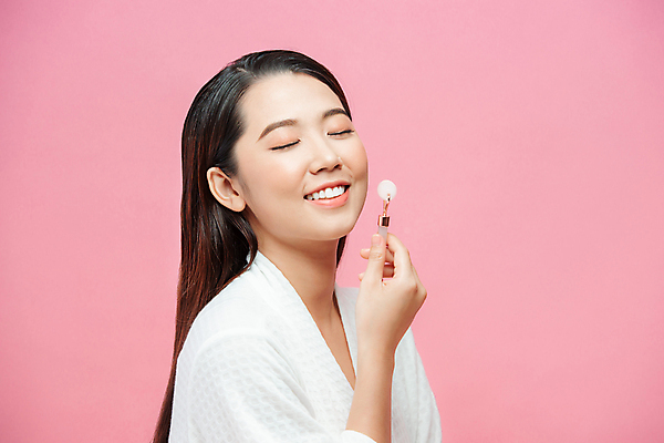 포토 JPG 해외이미지 여자 실내 한명 동양인 상반신 성인 옆모습 뷰티 눈감음 피부관리 페이스롤러 성인여자한명만 분홍색배경 해외포토 1 뷰포인트 분홍색 백그라운드 모션 사람 인종 내부 마사지용품 여자한명만 성인여자만 파일형식 이미지허브