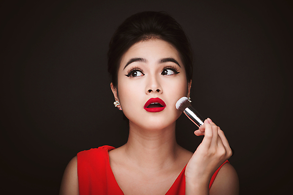 포토 JPG 해외이미지 응시 여자 검은배경 실내 한명 들기 동양인 상반신 성인 앞모습 화장 뷰티 놀람 메이크업브러쉬 성인여자한명만 해외포토 1 시선 감정 뷰포인트 백그라운드 모션 표정 사람 인종 내부 검은색 붓 여자한명만 성인여자만 파일형식 이미지허브