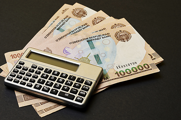 포토 JPG 해외이미지 종이 컨셉 지폐 돈 비즈니스 사람없음 금융 경제 쌓기 검은색 계산기 절약 속도 투자 환율 우즈베키스탄 계산서 부정부패 세금 자금 해외포토 컬러 모션 문구용품 장비 재산 중앙아시아 파일형식 이미지허브