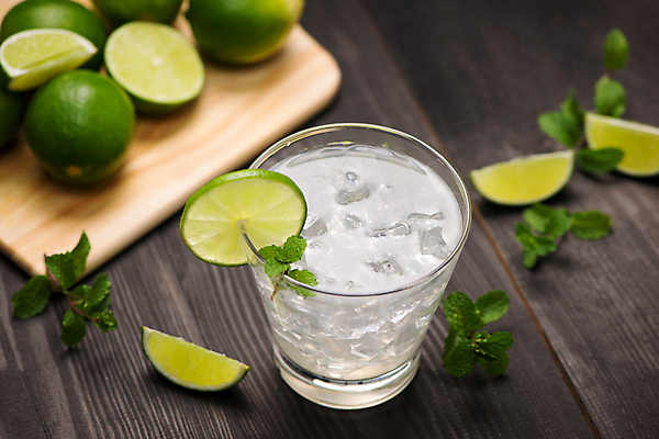 포토 JPG 해외이미지 잎 단면 잔 실내 사람없음 아웃포커스 장식 얼음 칵테일 민트 라임 나무도마 나무배경 해외포토 자연요소 식물 식기 백그라운드 과일 도마 주류 촬영기법 내부 목재 허브 파일형식 이미지허브