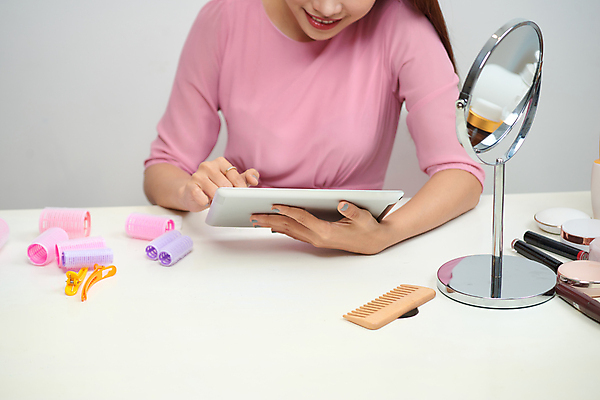 포토 JPG 해외이미지 여자 탁자 실내 한명 들기 동양인 상반신 성인 앞모습 태블릿 뷰티 화장품 터치 머리빗 머리핀 헤어롤 탁상거울 성인여자한명만 해외포토 1 뷰포인트 가구 장신구 모션 사람 인종 내부 전자제품 스마트기기 거울 미용용품 여자한명만 성인여자만 파일형식 이미지허브