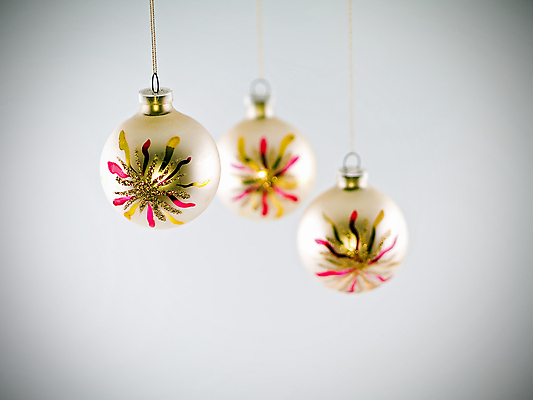 포토 JPG 해외이미지 전통 계절 백그라운드 크리스마스 겨울 공 유리 열쇠 휴가 기념 사람없음 장식 빨간색 빛 반짝임 우주 얼음 축제 장식볼 추위 흰색 축하 눈송이 황금 12월 묘사 오브젝트 서리 부드러움 솜털 고립 눈내림 카피스페이스 해외포토 자연요소 기념일 컬러 컨셉 모션 재질 눈_날씨 공백 감각 날짜 파일형식 이미지허브