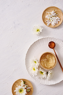 포토 JPG 해외이미지 접시 꽃 실내 사람없음 흰배경 나무숟가락 나무접시 알로에젤 해외포토 식물 식기 백그라운드 내부 숟가락 화장품 흰색 젤 파일형식 이미지허브