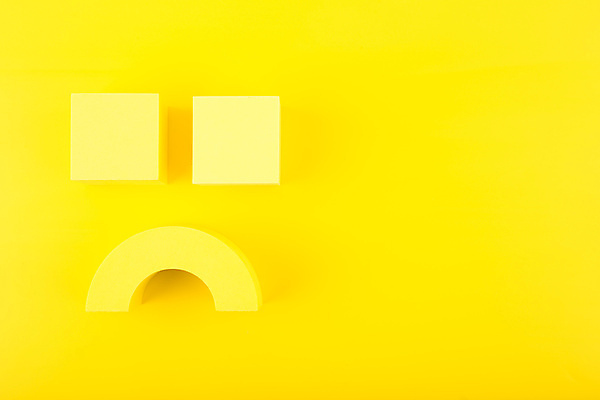 포토 JPG 해외이미지 스튜디오촬영 실내 표정 사람없음 노란색 슬픔 오브젝트 정사각형 불행 노란배경 입체도형 목업 카피스페이스 해외포토 도형 감정 컬러 백그라운드 내부 공백 입체 파일형식 이미지허브