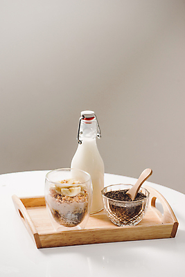 포토 JPG 해외이미지 탁자 회색배경 잔 바나나 실내 사람없음 우유 우유병 유리그릇 나무숟가락 요거트 다이어트음식 과일조각 나무쟁반 슈퍼푸드 치아시드 해외포토 그릇 식기 조각 가구 백그라운드 다이어트 과일 유리 병_용기 유제품 쟁반 씨앗 내부 목재 숟가락 회색 건강식품 파일형식 이미지허브