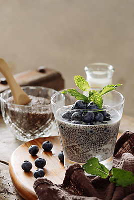 포토 JPG 해외이미지 잔 실내 사람없음 아웃포커스 우유 민트 블루베리 유리그릇 푸딩 나무숟가락 다이어트음식 나무도마 나무받침 슈퍼푸드 갈색배경 치아시드 해외포토 그릇 식기 백그라운드 다이어트 과일 유리 디저트 유제품 도마 촬영기법 씨앗 내부 목재 갈색 숟가락 허브 받침대 건강식품 파일형식 이미지허브