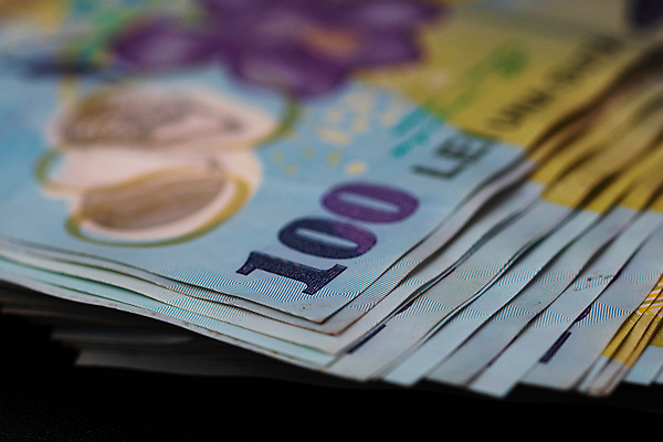 포토 JPG 해외이미지 손 종이 백그라운드 지폐 돈 비즈니스 성공 사람없음 금융 경제 쌓기 저축 잡기 시장 주기 투자 루마니아 계산서 부정부패 해외포토 유럽 컨셉 모션 신체부위 재산 파일형식 이미지허브