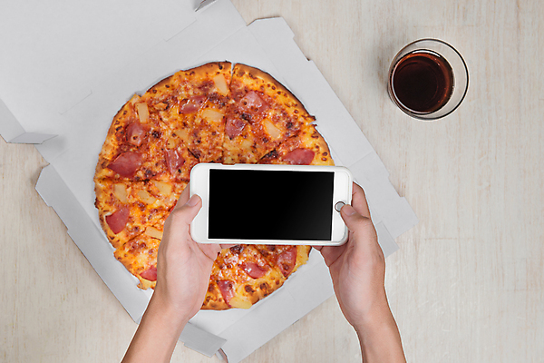 포토 JPG 해외이미지 손 피자 패스트푸드 실내 들기 신체부위 스마트폰 하이앵글 사진촬영 인스턴트 콜라 나무배경 해외포토 음식 뷰포인트 백그라운드 모션 서양음식 사람 내부 핸드폰 스마트기기 촬영 탄산음료 파일형식 이미지허브