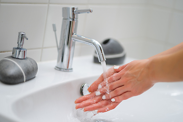 포토 JPG 해외이미지 손 여자 건강 한명 성인 일상 물 청결 욕실 씻기 빨래 청소 순수 싱크대 수도꼭지 화장실 비누 돌봄 위생관리 해외포토 자연요소 1 컨셉 가사 모션 관리 사람 라이프 신체부위 위생용품 위생 개수대 파일형식 이미지허브