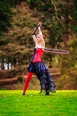 포토 JPG 해외이미지 나무 백인 여자 북아메리카 자연 한명 야외 세로 컬러풀 미국 코스프레 해외포토 서양인 식물 1 컬러 아메리카 사람 생태계 파일형식 이미지허브