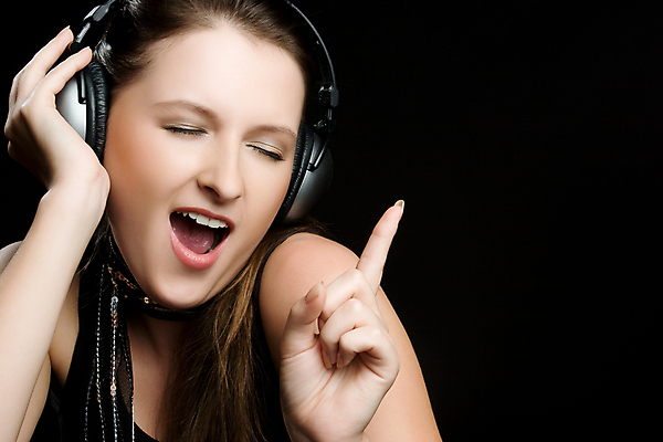 포토 JPG 해외이미지 백인 손 여자 얼굴 음악 이어폰 노래 검은배경 갈색머리 한명 사람 소녀 20대 성인 10대 뷰티 머리 헤드폰 듣기 가수 잡기 오픈 입 전화기 귀 목소리 카피스페이스 해외포토 서양인 1 헤어스타일 어린이 음향기기 백그라운드 모션 청소년 문화예술 청년 신체부위 검은색 공백 음악가 파일형식 이미지허브