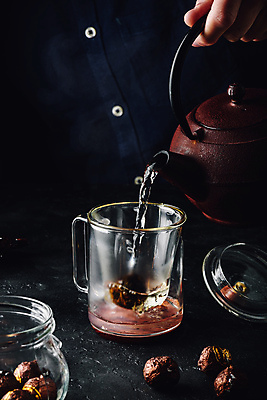 포토 JPG 해외이미지 손 검은배경 사람없음 신체부위 머그컵 붓기 찻잔 찻주전자 해외포토 백그라운드 모션 주전자 잔 사람 컵 검은색 파일형식 이미지허브