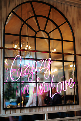 포토 JPG 해외이미지 분홍색 결혼 창문 사람없음 장식 빛 거울 네온 화상 해외포토 컬러 이벤트 상처 파일형식 이미지허브