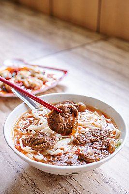 포토 JPG 해외이미지 전통 아시아 음식 백그라운드 토마토 젓가락 탁자 양파 건강 육류 요리 동양인 사람없음 목재 우주 숟가락 식사 중국 공백 소고기 신선 뜨거움 사발 닫기 맛 수프 정상 대만 먹기 국수 매움 레시피 점심식사 인기 스타일 맛있는 해외포토 나무 나라 가구 컨셉 채소 식재료 재료 모션 수저 인종 면류 사기그릇 파일형식 이미지허브
