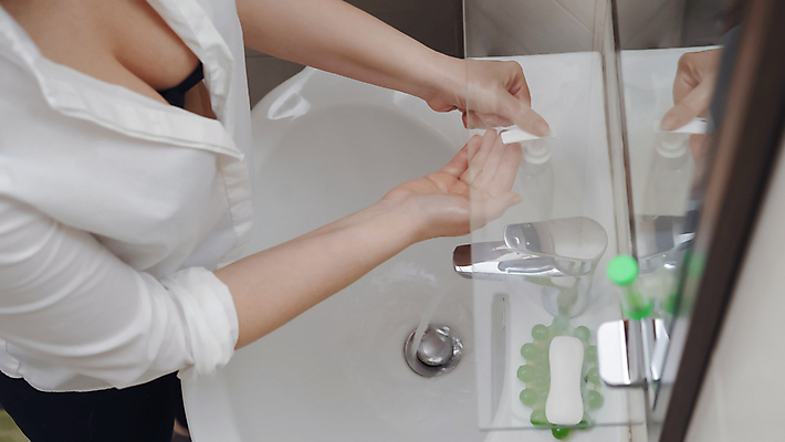 포토 JPG 해외이미지 여자 실내 한명 상반신 성인 옆모습 누름 세면대 수도꼭지 화장실 손씻기 위생관리 성인여자한명만 해외포토 1 뷰포인트 모션 관리 사람 내부 씻기 여자한명만 성인여자만 파일형식 이미지허브