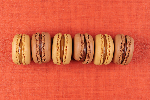 포토 JPG 해외이미지 실내 사람없음 하이앵글 달콤 일렬 마카롱 빨간배경 해외포토 뷰포인트 백그라운드 디저트 내부 빨간색 맛 파일형식 이미지허브