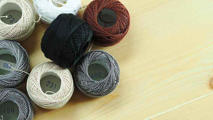 포토 나무 손 컬러 무늬 재료 모션 문화예술 사람 취미 신체부위 도구 직물 작업 공예 파일형식 사람없음 JPG 해외이미지 DIY 목재 프레임 천 실 자수 재단 수공예 바느질 만들기 테두리 캔버스 미술 바늘 백그라운드 땀 핸드메이드 흰색 디자인 패턴 장식 십자가 업무 손가락 여자 면 유행 해외포토 이미지허브