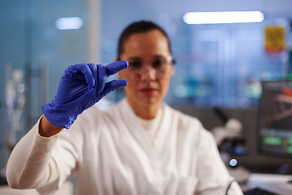 포토 JPG 해외이미지 여자 유리 실내 실험기구 실험 한명 들기 상반신 성인 앞모습 아웃포커스 실험복 연구실 실험실 과학자 보안경 연구소 표본 성인여자한명만 방호복 해외포토 직업 1 옷 뷰포인트 과학 모션 재질 촬영기법 사람 내부 가운 안전장비 학자 여자한명만 성인여자만 파일형식 이미지허브