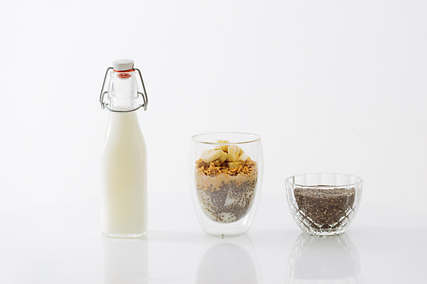 포토 JPG 해외이미지 잔 바나나 실내 사람없음 반사 우유 우유병 흰배경 일렬 유리그릇 요거트 다이어트음식 과일조각 슈퍼푸드 치아시드 해외포토 그릇 식기 조각 백그라운드 다이어트 과일 유리 병_용기 유제품 씨앗 내부 흰색 건강식품 파일형식 이미지허브