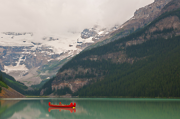 포토 JPG 해외이미지 공원 호수 캐나다 자연 하늘 산 풍경 사람없음 빨간색 물 빛 평화 조약돌 바위 보트 곤돌라 노젓기 내추럴 밴프 앨버타 웅장함 전국 줄서기 해외포토 자연요소 공공시설 컬러 컨셉 북아메리카 배_교통 모션 돌_바위 생태계 파일형식 이미지허브