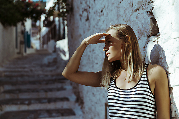 포토 JPG 해외이미지 손 응시 여자 행복 유럽 얼굴 여행 건축양식 휴가 거리 주택 한명 사람 햇빛 유행 여행객 계단 맑음 기쁨 흰색 도시 기다림 그리스 휴양지 좁은 타운 그리스인 옛날 해외포토 서양인 1 시선 건축 감정 나라 컬러 모션 날씨 건물 신체부위 태양 장소 파일형식 이미지허브