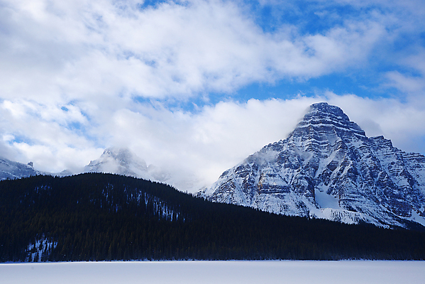 포토 JPG 해외이미지 공원 도로 여행 캐나다 겨울 자연 하늘 산 사람없음 파란색 얼음 흰색 소나무 황무지 장면 밴프 앨버타 전국 절정 로키산맥 해외포토 자연요소 나무 계절 공공시설 길 컬러 북아메리카 교통시설 생태계 파일형식 이미지허브