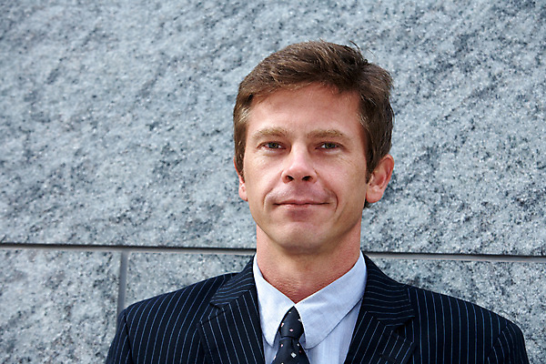 포토 JPG 해외이미지 주간 외관 비즈니스 한명 미소 사람 정장 성인 야외 건물 30대 마주보기 도시 비즈니스맨 검은머리 설정 해외포토 자연요소 1 헤어스타일 건축물 옷 남자 모션 표정 장년 직장인 파일형식 이미지허브