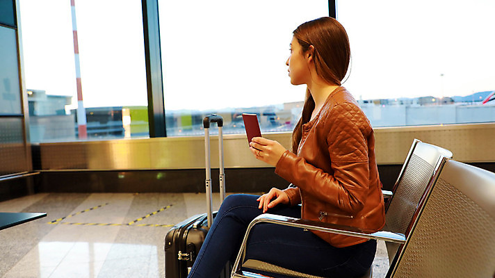 포토 JPG 해외이미지 손 여행 컨셉 가방 비즈니스 창문 교실 교통시설 유리 휴가 미래 비행기 한명 사람 앉기 여행객 여행가방 방 짐 비즈니스우먼 휴게실 기다림 공항 항공 준비 출발 바쁨 여권 대패 수하물 해외포토 1 잡화 여자 교육 교통 학교 항공교통 모션 재질 대중교통 신체부위 직장인 시설 파일형식 이미지허브