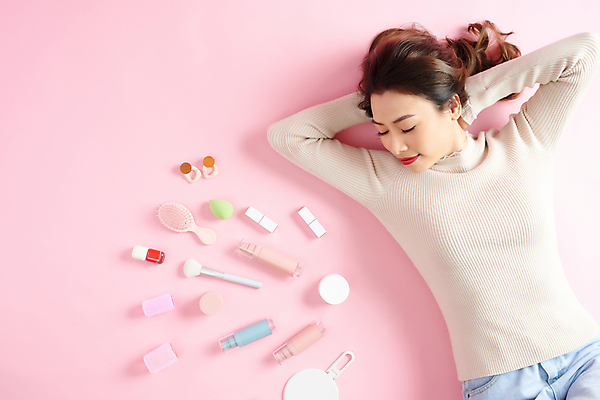 포토 JPG 해외이미지 여자 실내 한명 동양인 상반신 성인 앞모습 눕기 뷰티 눈감음 화장품 립스틱 머리빗 손거울 퍼프 헤어롤 립메이크업 메이크업브러쉬 성인여자한명만 분홍색배경 해외포토 1 뷰포인트 분홍색 백그라운드 모션 사람 인종 내부 화장 거울 붓 미용용품 여자한명만 성인여자만 파일형식 이미지허브