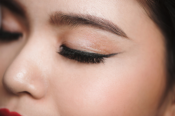 포토 JPG 해외이미지 여자 실내 한명 근접촬영 상반신 성인 옆모습 신체부위 뷰티 눈감음 마스카라 아이라인 아이메이크업 성인여자한명만 해외포토 1 뷰포인트 모션 사람 내부 화장 화장품 여자한명만 성인여자만 파일형식 이미지허브