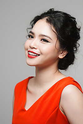 포토 JPG 해외이미지 응시 여자 회색배경 실내 한명 미소 동양인 상반신 성인 옆모습 뷰티 성인여자한명만 해외포토 1 시선 뷰포인트 백그라운드 표정 사람 인종 내부 회색 여자한명만 성인여자만 파일형식 이미지허브