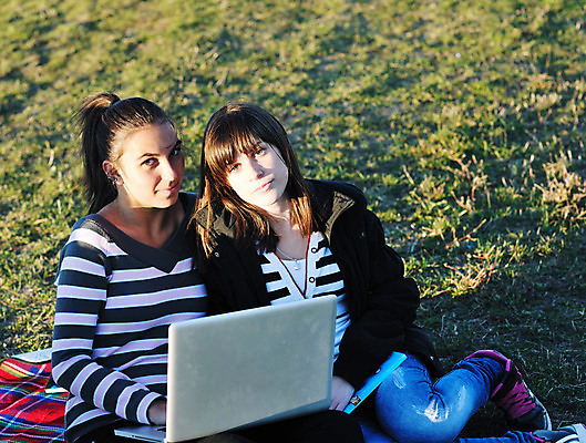 포토 JPG 해외이미지 백인 학생 라이프스타일 계절 공원 여자 교육 행복 자연 하늘 함께함 한명 웃음 사람 성인 야외 10대 초록색 친구 노트북 스터디 컴퓨터 뷰티 공책 우정 기쁨 그룹 해외포토 서양인 1 공공시설 감정 컬러 컨셉 관계 청소년 문구용품 표정 생활 전자제품 학습 생태계 파일형식 이미지허브