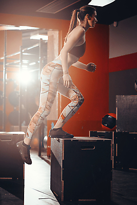 포토 JPG 해외이미지 스포츠 근육 건강 여러명 세로 상자 운동 점프 힘 보디빌딩 집중 연습 체육관 근육질 노력 크로스핏 해외포토 다수 컨셉 모션 사람 헬스 몸매 파일형식 이미지허브