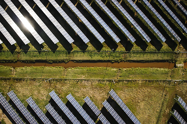 포토 JPG 해외이미지 주간 길 사람없음 야외 하이앵글 햇빛 태양에너지 집열판 전경 해외포토 자연요소 뷰포인트 풍경 태양 그린에너지 파일형식 탑뷰 이미지허브