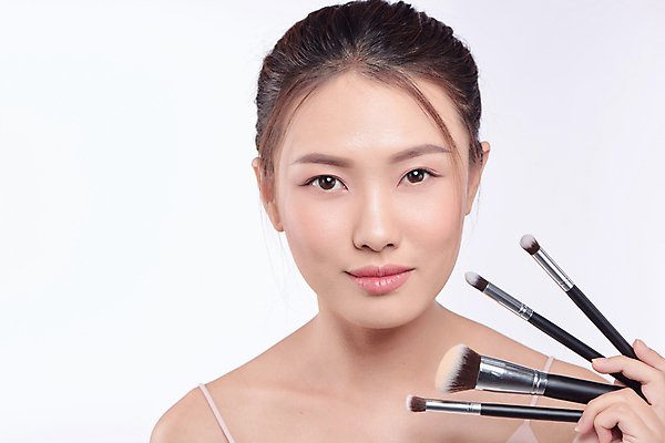 포토 JPG 해외이미지 응시 여자 실내 한명 들기 동양인 상반신 성인 앞모습 뷰티 흰배경 메이크업브러쉬 성인여자한명만 해외포토 1 시선 뷰포인트 백그라운드 모션 사람 인종 내부 흰색 붓 여자한명만 성인여자만 파일형식 이미지허브