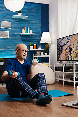 포토 JPG 해외이미지 전신 라이프스타일 응시 노년 남자 거실 건강 한명 들기 앉기 옆모습 운동복 운동 아령 매트 노인남자한명만 해외포토 1 시선 옷 뷰포인트 모션 사람 성인 생활 남자한명만 노인남자만 파일형식 이미지허브