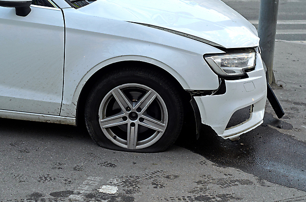 포토 JPG 해외이미지 도로 자동차 거리 안전 사람없음 금속 손상 운전 긴급 바퀴 구출 닫기 위험 충돌 사건 서비스 문제 엔진 보험 빈털터리 깨짐 때리기 범퍼 자동 재앙 적자 해외포토 길 육상교통 컨셉 교통시설 모션 재질 도움 파일형식 이미지허브