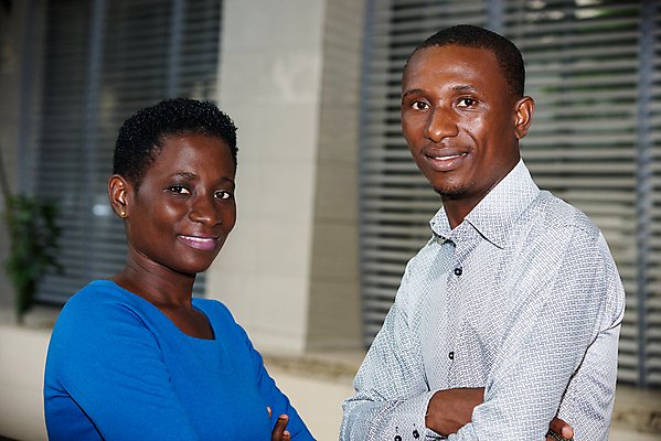 포토 JPG 해외이미지 모델 커플 꽃 행복 백그라운드 셔츠 2 데이트 수염 함께함 서기 미소 사람 야외 두명 가로 파란색 빛 청춘 마주보기 카메라 팔짱 해외포토 식물 감정 컬러 컨셉 상의 관계 모션 표정 전자제품 파일형식 이미지허브